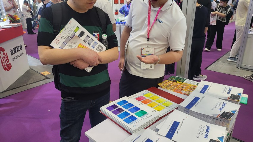 小伙伴給客戶介紹我們的產(chǎn)品色卡