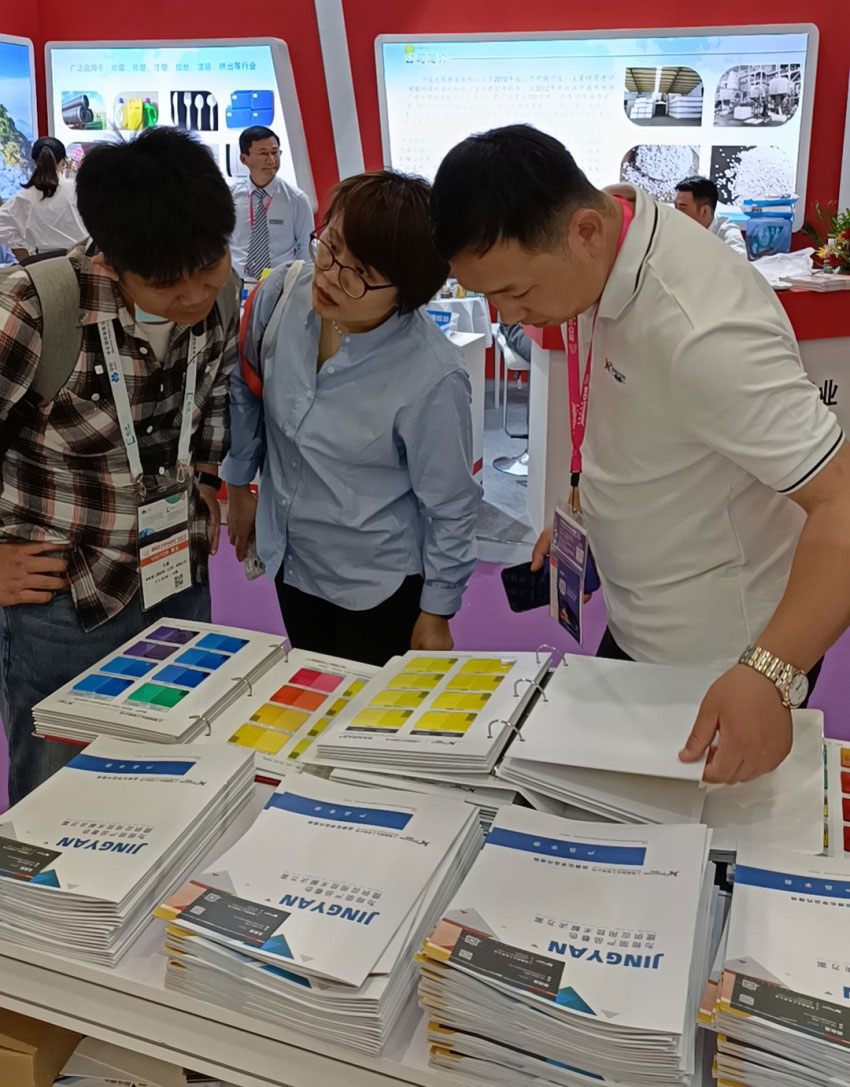 給客戶介紹顏料染料色卡