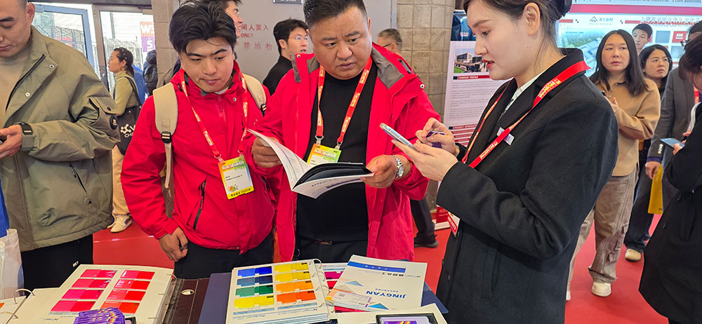 工作人員現(xiàn)場(chǎng)向客戶介紹顏料色卡