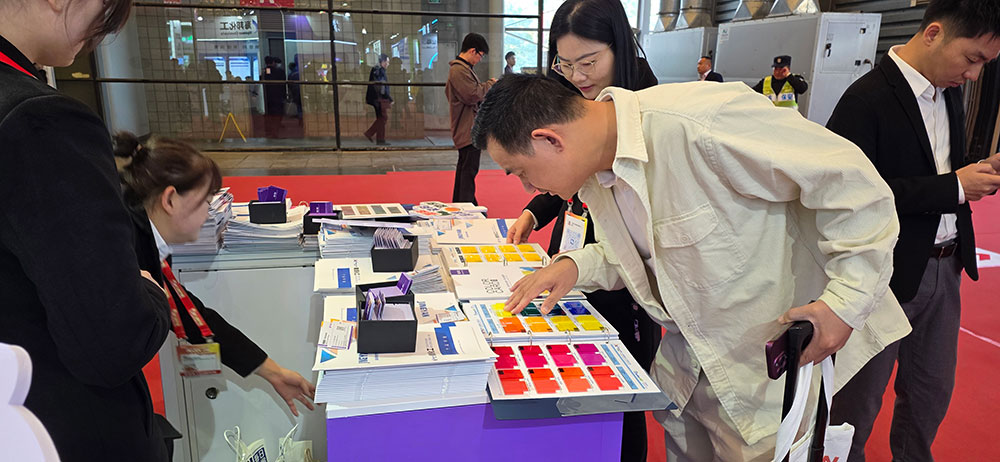 觀眾在仔細(xì)觀看我們的顏料色卡