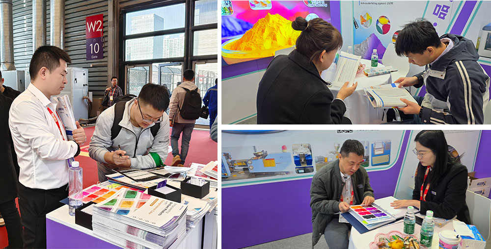 客戶在展示區(qū)查看產(chǎn)品手冊(cè)