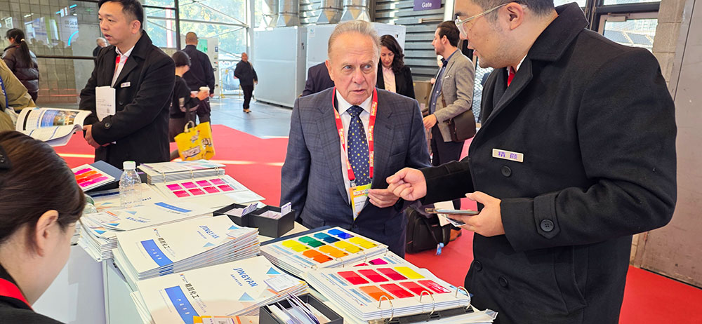 與國(guó)際客戶洽談交流